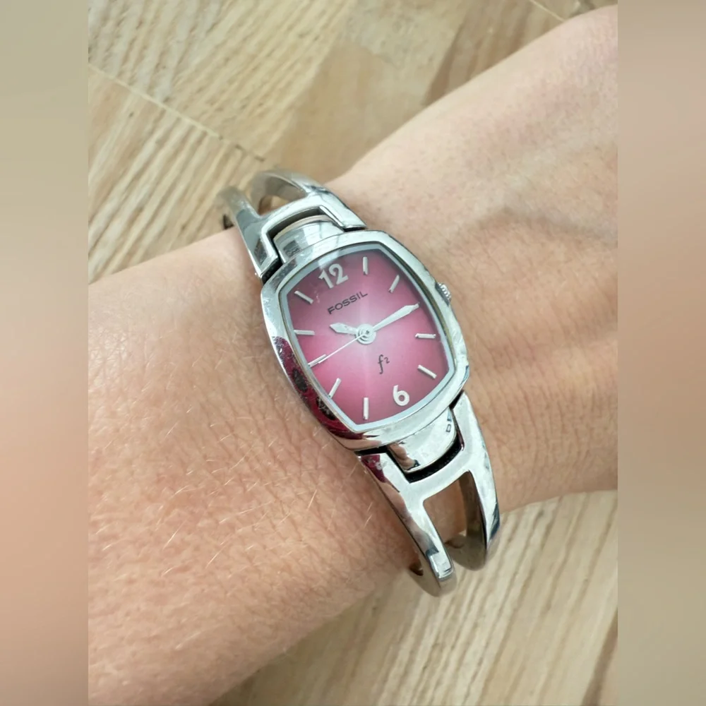 Fossil F2 ladies silver tone pink dial watch NEW BATTERY